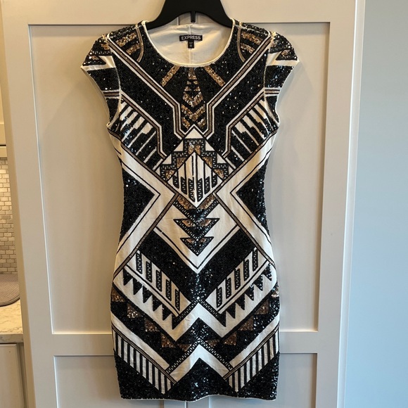 Express Dresses & Skirts - Worn 1x Express Cap-sleeve Black, Gold Geometric sequined fitted Mini Dress